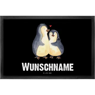 Mr. & Mrs. Panda Fußmatte Bedrucken Pinguin umarmen 40 x 60 cm - Personalisierte Geschenke, Hochzeit, Umarmung, Fussmatte, mit Namen, Verlobung, Hochzeitsgeschenk, personalisierbar, Hochzeitstag