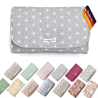 Blausberg Baby – Wickelunterlage für unterwegs, faltbare Wickel-Clutch aus beschichtetem Stoff, wasserdicht & abwaschbar, kompakt für Handtasche, nachhaltig (Happy Star Grau)