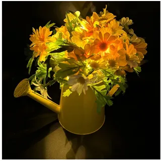 Kunstpflanze Deko Gießkanne mit künstlichen Blumen, LED Lichterkette & Timer - Margeriten, Online-Fuchs, Dekoration für Frühling und Sommer gelb
