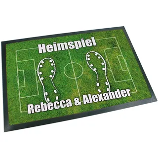 Fußball Fußmatte mit Name personalisiert | Fußabtreter mit Fußballfeld | Heimspiel Geschenk Fußballfan Sportverein Trainer | Einzugsgeschenk Paare Hochzeit | Deko Hauseingang (65x100cm)