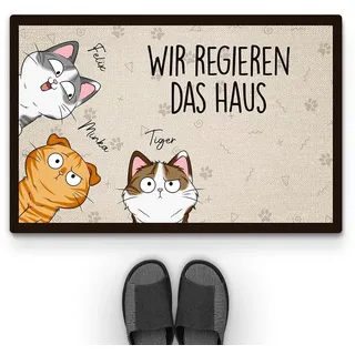 Geschenke Mall Personalisierte Fußmatte Wir Regieren Das Haus - Fussmatte Mit Namen, Fussmatte Selbst Gestalten, fussmatte Katzen personalisiert (5 Katzen)