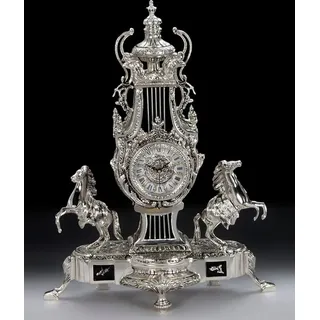 Casa Padrino Luxus Barock Tischuhr Silber / Schwarz 43 x H. 54 cm - Handgefertigte Bronze Uhr im Barockstil - Barock Schreibtischuhr - Barock Schre... - Silber/Schwarz