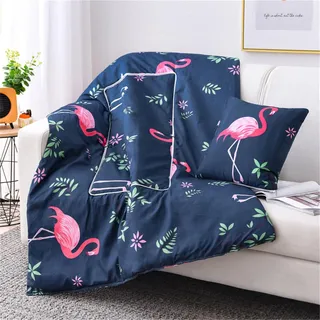 Surwin Reisedecke Kissen Decke 2 in 1, Karikatur Steppdecke aus Baumwolle,Verwandlungskissen mit Reißverschluss, Multifunktionale Zierkissen Wohndecke für Reisen Flugzeug (Flamingo)