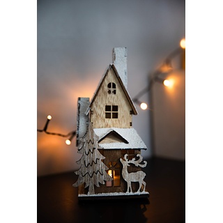 HEITMANN DECO dekoratives Holzhaus mit LED-Beleuchtung - naturbelassenes Holz mit beschneitem Dach - Weihnachtsdeko
