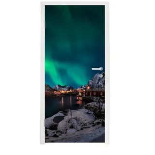 MuchoWow Türtapete Nordlicht - Island - Schnee - Dorf - Grün - Berge, Matt, bedruckt, (1 St), Türfolie Selbstklebend, Türtapete, Türdeko Poster, 95x235 cm 95 m x 235 m