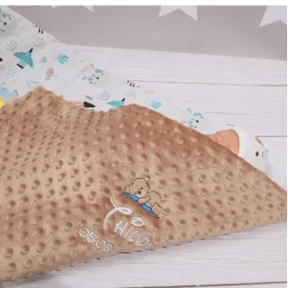 Personalisierte Babydecke mit Namen – Hellbrauner Plüsch & weiße Baumwolle mit bunten Tieren – Bestickt, Warm & Wintergeeignet, 75x100 cm – Geschenk zur Geburt & Taufe (Hellbraun - Tiere, 75 x 100 cm)