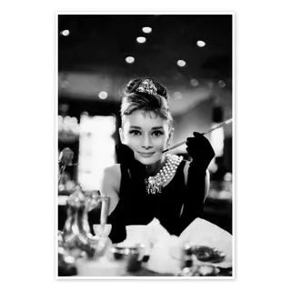 Audrey Hepburn in Breakfast at Tiffany's Poster 100 x 150 cm | Hollywood, Filmklassiker & Vintage Kino | 60er Jahre, Schwarzweiß, Filmstar, Glamour, Modeikone & Kultfilm