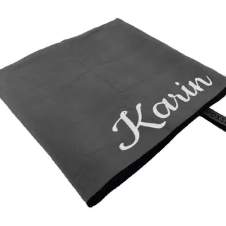Sporthandtuch mit Name oder Wunschtext Bestickt, Mikrofaser Handtuch - ideal als Fitnesshandtuch, Badehandtuch, Reisehandtuch & Strandtuch, kompakt, leicht & schnelltrocknend, 50 x 100 cm anthrazit