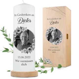 GRAVURZEILE Bedruckte Kerze - In Gedenken - Personalisierte Kerze mit eigenen Namen, Datum & Foto - Trauerkerze zur Beerdigung oder als Andenken - Hochwertige Stumpenkerze Weiß 250/80 mm