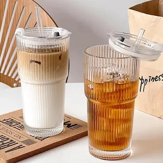 Gerippte Glasbecher mit Deckel und Strohhalm, 2 Stück Matcha glas mit Strohhalm, Luftdicht Auslaufsicherem Eiskaffee Gläser, Trinkglas Reise Becher Geriffelt aus Glas für Eiskaffee, Smoothies (600ml)