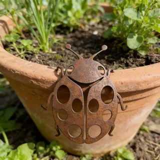 Vintage Rost Marienkäfer Garten Dekor - Eisen Hängende Ornament für Blumentopf, Zaun, Rankgitter, Outdoor Metallkunst mit ausgeschnittenen Punkten, rustikale Marienkäfer Garten hängende Dekoration