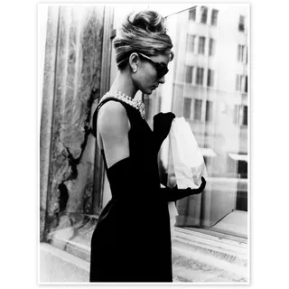 Audrey Hepburn - Frühstück bei Tiffany Poster 50 x 70 cm | Zeitlose 1960er-Jahre-Ästhetik | Elegante Schwarz-Weiß-Szene mit Abendmode und Sonnenbrille