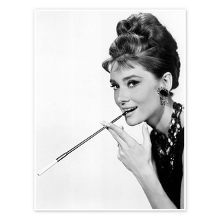 Posterlounge Poster Bridgeman Images, Audrey Hepburn mit Zigarettenspitze, Wohnzimmer Fotografie schwarz 60 cm x 80 cm