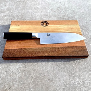 Kai Shun Messer Angebotsset – Classic Serie Santokumesser DM-0702 – ultrascharfes Japanisches Messer + 100% handgefertigtes Schneidebrett Unikat