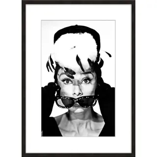 artissimo gerahmtes Poster 50x70 cm Audrey Hepburn PE6574-SC– Schwarz-Weiß Bild mit Rahmen, Kunstdruck mit Passepartout, Hollywood Stars Wandbild Vintage Hochformat