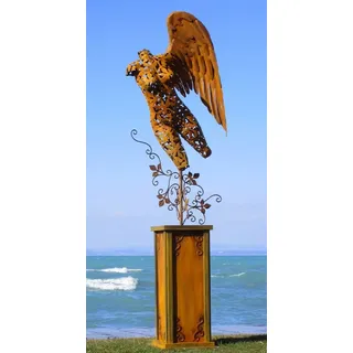 Casa Padrino Luxus Gartendeko Skulptur Engel auf Säule Rostfarben 53 x 98 x H. 300 cm - Große Stahl Deko Figur - Gartenfigur - Hotel Garten Deko