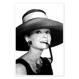 Posterlounge Poster Celebrity Collection, Audrey Hepburn im Sommeroutfit, Wohnzimmer Fotografie schwarz 40 cm x 60 cm