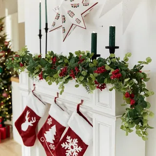 Anna's Whimsy Weihnachtskranz, Künstliche Girlande, Winterlicher Roter Beerenkranz, Künstliche Eukalyptus Kränze Für Innen- Und Außendekoration Bei Winterfesten (192 cm)