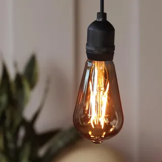hellum Hängelampe mit Batterie, Fernbedienung Timer outdoor Ø6,4x13,8cm | Dimmbare Glühbirne outdoor gold mit Batterie (4xAA), Edison Vintage, LED Filament, ST64, Retro Birne für Terrasse 150407