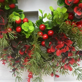 Künstlicher Weihnachtskranz Mit Roten Beeren Und Eukalyptus, Weihnachtsdekoration Für Die Wohnzimmerwand