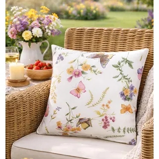KAMACA Kissenhülle Schmetterlinge auf der Blumenwiese – 50x50 cm Kissenbezug – Dekorativer Blumen-Print mit bunten Faltern – Waschbare Sommer-Deko für Sofa, Sessel & Gartenmöbel