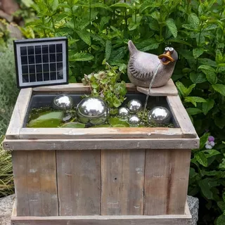 Storm's Gartenzaubereien Holzkiste mit Wasserspeier Ente, Kugeln + Solar