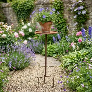 Steckbarer Gartentisch in rustikaler Rostoptik