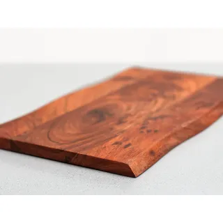Schneidebrett aus massiver Akazie mit zwei Baumkanten – Holzbrett mit Naturöl-Finish (38 x 30-2cm)