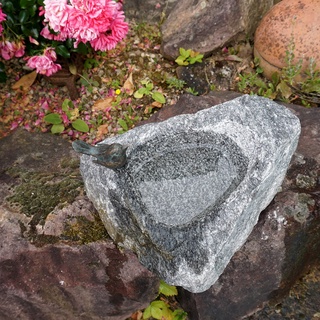 Yerd Gartendeko Figur: Bronzefigur Garten, Vogeltränke aus Schwarzwald-Granit - grau, Vogel auf Stein ca. 30cm (mit Bronze-Vogel)