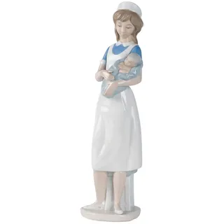 NAO Krankenschwester. Dekorative Figur Einer Krankenschwester mit Baby im Arm aus glänzendem Porzellan. Zier-Skulptur, die eine Gesundheitsfachkraft für die Wohnungsdekoration darstellt.