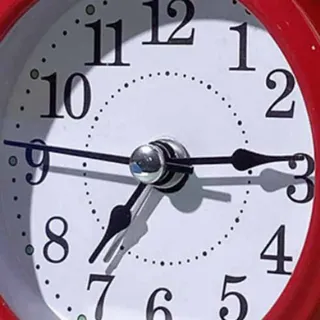 Moderner Minimalistischer Mechanischer Wecker Aus Metall, 7,6 Cm (3 Zoll) Für Nachttisch/studentenzimmer, Geräuschlose Digitaluhr, Rot.