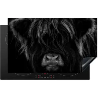 KitchenYeah© Herdabdeckplatte Einteilig Küche Herdabdeckung Induktionsfeld Ceranfeld Herdabdeckplatten Vinyl Matte Aufrollbar Schottisches Hochlandrind - Kuh - Schwarz und Weiß - Tiere - 85x52 cm