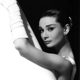 Schwarz-weißes Wanddekor-Poster Audrey Hepburn Handschuhe Schauspielerin Hollywood-Star Schauspielerin Porträt Leinwandgemälde Druck moderne Heimdekoration Kunstwerk ohne Rahmen,40x40cm