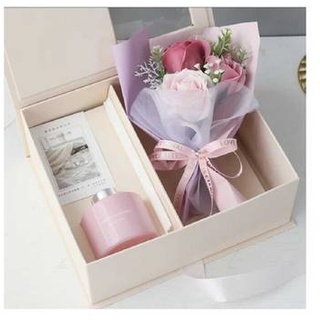 Geschenkpackung mit Seifenrosenstrauß & Duftstäbchen Pink