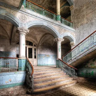 artissimo Bild aus Glas 50x50 cm Lost Places Beelitz Urbex AG4079A – modernes Glasbild Wandbild Quadratisch, Wanddeko Wohnzimmer, türkis beige, industrial vintage