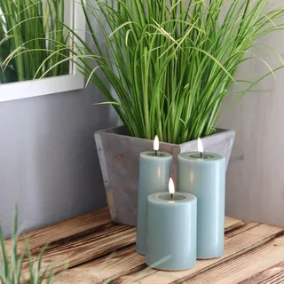 ReWu LED Kerze Deluxe Homeart, Indoor LED-Kerze mit realistischer Flamme auf einem Echtwachsspiegel, warmweißes Licht - Salbei Grün 7,5 x 15 cm