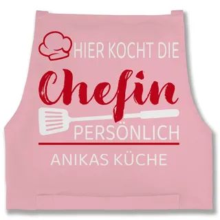 Schürze - Kochschürze Damen Frauen - Hier kocht die Chefin persönlich mit Name - Geschenk Küche Köchin Küchenzubehör Frau Lustig - 85x69 - Rosa - kochschuerze koch kochschürzen - 85x69