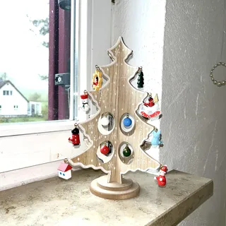 Kleiner Christbaum aus Holz mit Baumhänger aus Holz H 25 cm - Kleiner Weihnachtsbaum aus Holz mit Baumschmuck - Kleiner Christbaum aus Holz mit Anhänger