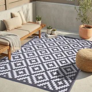 FH Home Outdoor-Teppich - wasserdicht, farbecht, wendbar - recycelter Premium-Kunststoff - Geometrisch - Terrasse, Veranda, Balkon, Waschküche - Aztec - Grau & Weiß knitterfrei - 120 x 180