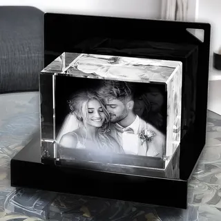 contento | 3D Kristall von Deinem Foto | Premium | Glasblock | personalisiert | 3D Glasfoto | Hochzeitsgeschenk | Valentinstag (Größe M Querformat (90x60x60mm) inkl. Sockel | bis 3 Personen/Tiere