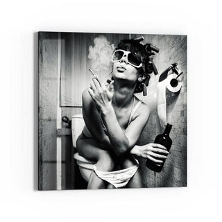 DEQORI Glasbild 'Frau raucht auf dem Klo', 'Frau raucht auf dem Klo', Glas Wandbild Bild schwebend modern schwarz|weiß
