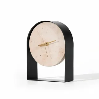 Kompakte, Bogenförmige Kaminuhr Mit Schwarzer Steinfront, Minimalistischer Stil, Ideal Für Die Verwendung Auf Einem Regal.