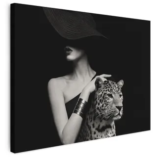 MuchoWow© Bild auf Leinwand Schlafzimmer Bilder Badezimmer Wand Deko | 80x60 cm - Wohnzimmer Modern Wanddeko Bilderwand Geschenk Frau - Vintage - Porträt - Leopard - Schwarz und weiß