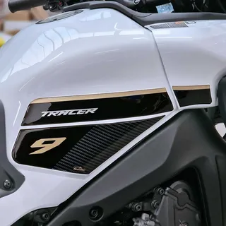 Resin Bike Aufkleber Motorrad Kompatibel Mit Yamaha Tracer 9 2021-2026. Schutz Seitenlichter Tank Motorrad. Aufkleber 3D mit Harz Beschichtet Gold für Midnight Black 2023