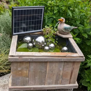 Storm's Gartenzaubereien Miniteich Komplettset - Wasserspeier Möwe - Solarpumpe mit Akku -Laufzeit ohne Sonne 4-5 Stunden - Inklusive Schwimmkugeln