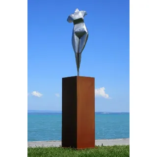 Casa Padrino XXL Garten Deko Metall Skulptur Frau auf Säule Silber / Rost H. 205 cm