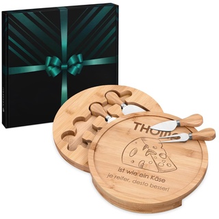 Maverton Käsebrett Servierplatte mit Gravur + 4er Käsemesser Set - aus Holz - Durchmesser: 25cm - Geschenke für Männer zum Geburtstag - Käse