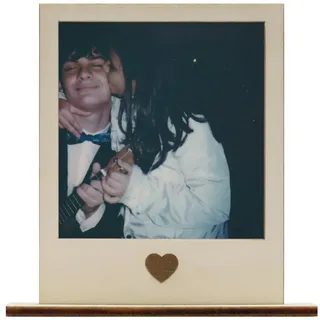 WANDStyle Bilderrahmen für Polaroid, aus Holz mit Gravur "Herz No.2", ideale Sofortbild-Rahmung beige