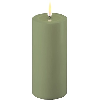 LED Kerze Deluxe Homeart, Outdoor LED Kerze (Kunststoff – Kein Echtwachs) mit realistischer Flamme, warmweißes Licht, Hitzebeständig für den Aussenbereich– (Staubiges Grün)