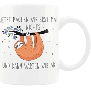 Tassensachen Lustige Faultier Tassen - Jetzt machen wir erst mal nichts und dann warten wir ab - lustige Kaffeetasse für Büro und Homeoffice aus Keramik in Weiß - ca. 330 ml spülmaschinengeeignet